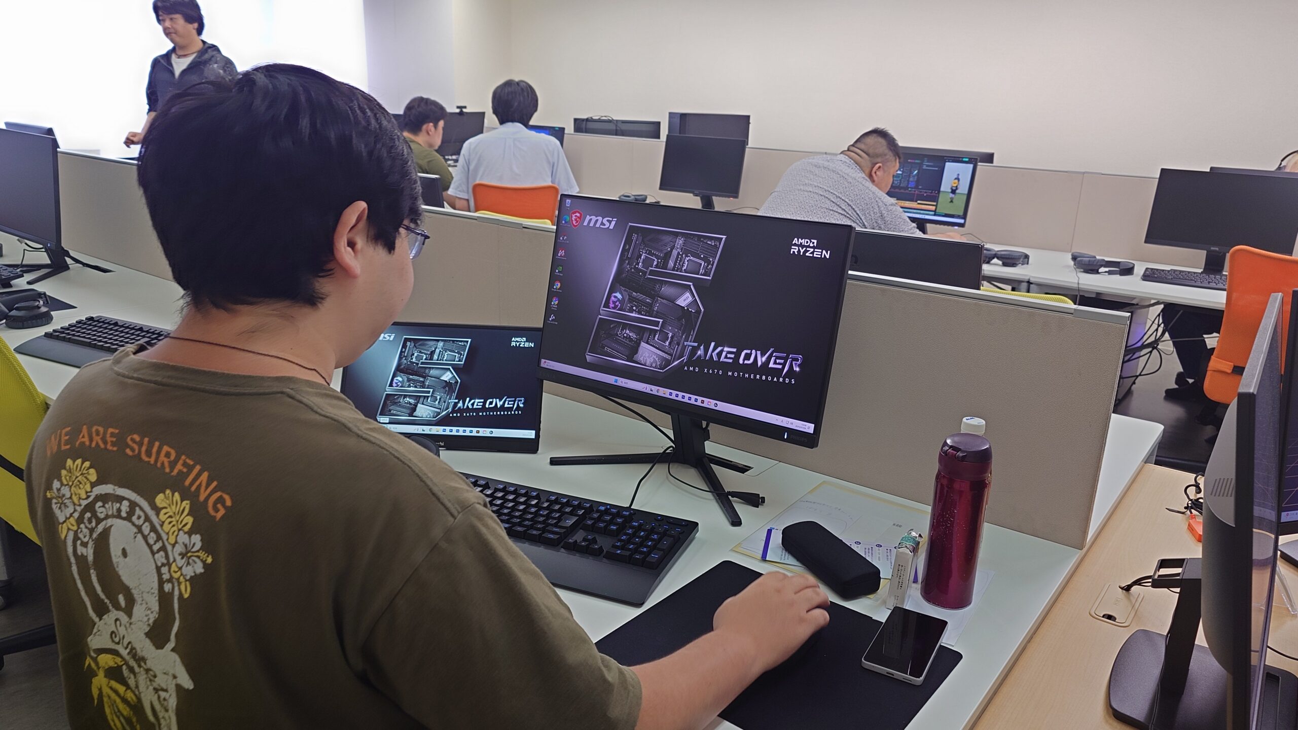 パソコンの組み立てや修理を行うイメージ