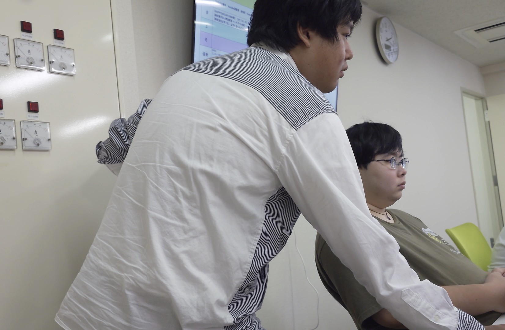 パソコンを使って作業している様子